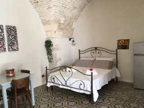 Historic center, mini independent apartment, finely furnished, located on the ground floor, open space with kitchenette. - Image 2
