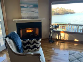 Lake house with million dollar view & hot tub - Image 5