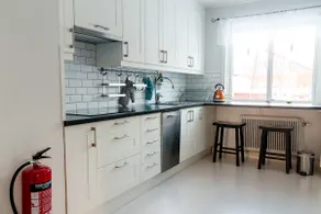 Cozy 2 bedroom apartment with bedding and bath towels - Image 3