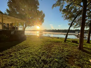 Waterfront Retreat, Spacious Outdoor Deck! Dogs - Image 4