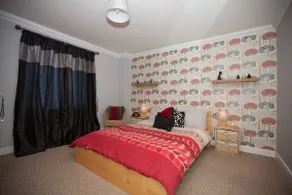 Riverbank View Three Bedroom Apartment with Free Parking - Image 2
