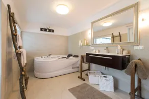 Forest Chalet, 1,000 sqm garden, sauna, < 10 pax - Image 4