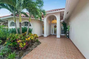 AURA PALMS - ELEGANT 5BR RETREAT WITH POOL & HOT TUB - Image 3