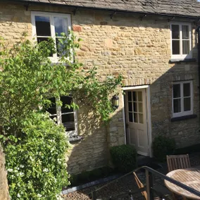 A secret hideaway in the heart of Stow on the Wold - Image 2