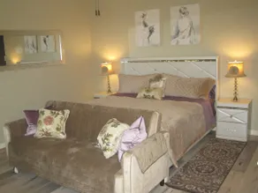 Lovely unit. Private back-yard. King bed. BBQ. - Image 4