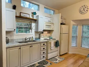 Cute Cottage Next to Hunting Island. - Image 2