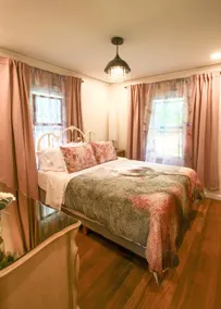 *Romantic* Rose Cottage with Hot Tub in Benson - Image 4
