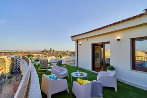 Centrally located penthouse with views, Wi-Fi + A/C, 2 bedrooms - Image 2