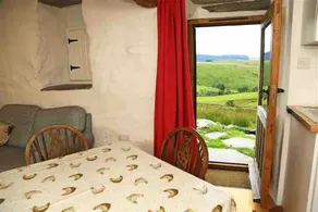 Romantic retreat, pet friendly, stunning views, log burner, walks from the door. - Image 5