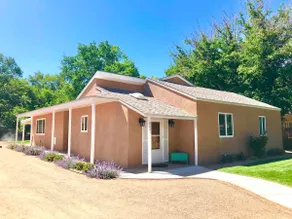 Spacious Family Retreat • 4brm Sleeps 10 • Parkside • Quiet Los Ranchos Oasis - Image 2
