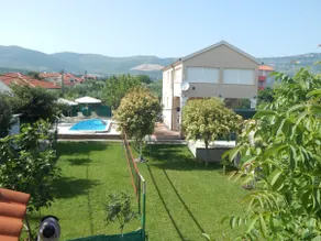 Villa Green Yard - Image 3