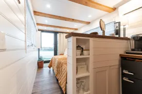 Deer Creek Tiny Container Home-12 Min to Magnolia - Image 4