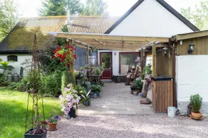 Year-round home for vacation and leisure in a large garden and park area. - Image 3