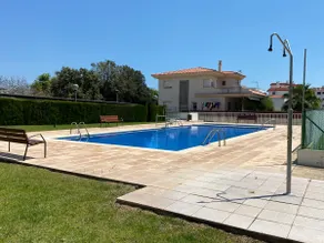 Close to the sea, with a swimming pool, tennis court and paddle tennis. - Image 2