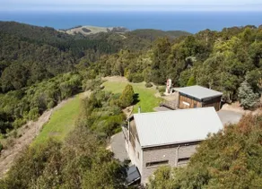 Unique Boutique Cottage with Ocean Views. - Image 3