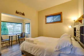 Spacious 5BR with Fenced Backyard - Image 3