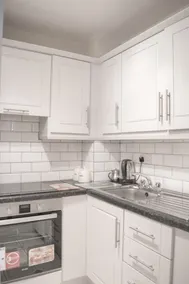 Carrick - Town Centre Apartment - Image 4