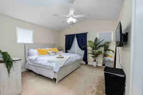 5 minutes to Cherry point! Family-sized townhouse with fireplace & balcony  - Image 2