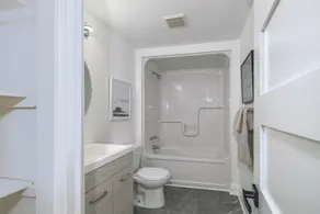 Sleak, bright 3 bedroom home with parking! - Image 4