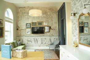Stylish Condo Overlooking Broadway - Image 3