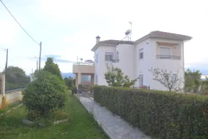 Seaside apartment with private garden - Image 2