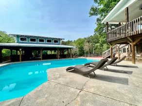 Château Resort on Lake with Pool - Image 4
