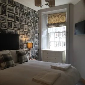 Royal Mile 2 bedroom 2 bathroom by Edinburgh Castle - Image 4