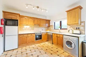 Z Lux 4 bed House (Sleeps 8) beside Train Station - Image 5