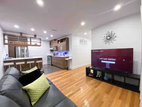 Downtown calm and peaceful 4-BR - with Parking - Image 3