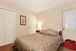 Charming flat & fireplace near Convention Center - Image 3