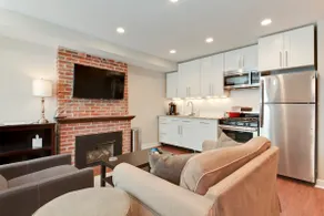 Charming flat & fireplace near Convention Center - Image 5