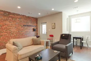 Charming flat & fireplace near Convention Center - Image 2
