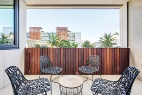 'The Fern' Light-Filled Urban Retreat near Dining - Image 4