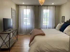 Beautifully Restored and huge townhouse, sleeps 14 - Image 3