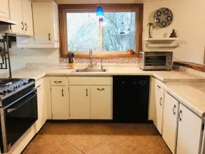 Creekside Retreat: Spacious & Peaceful - Image 4