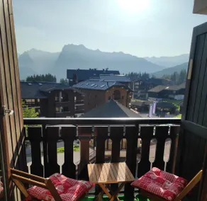 Ski-in apartment with magnificent mountain views - Image 2