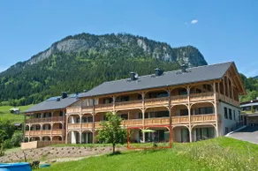 Apartment with terrace - Image 3