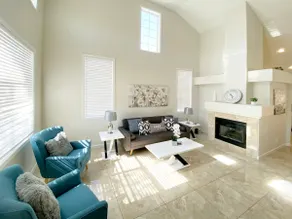 Elegant 5 Bed Home with Cozy Pool! - Image 4