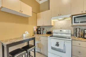 Modern 3 bdrm private suite near skytrain - Image 5