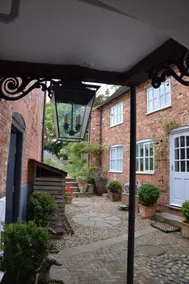 Secluded & Quiet Coach House - Image 5