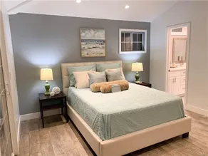 Blue White House - Image 5