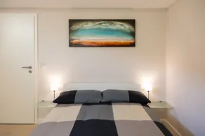 Modern room, private entrance/bathroom - Image 3