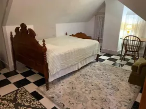 3rd Floor, walk-up private 3BR victorian apartment - Image 5