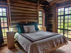 Muskoka Log cabin on 7 acre garden - Image 2