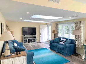 5 min walk to beach w/modern amenities - Image 3