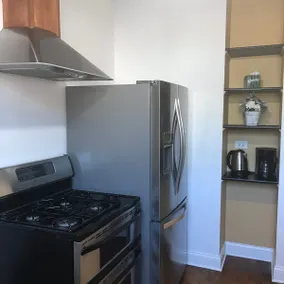 Entire city Apartment with free street parking - Image 4