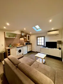 SUPERB 2P MEZZANINE IN THE HEART OF OLD ANTIBES - Image 2