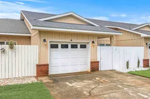 Cotton Creek Bungalow. Be in the Center of It All! - Image 2