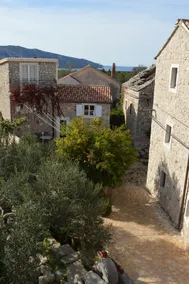 Charming stone house in idyllic village - Image 3