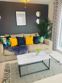 Luxury 2 Bedroom waterfront apartment with balcony - Image 3